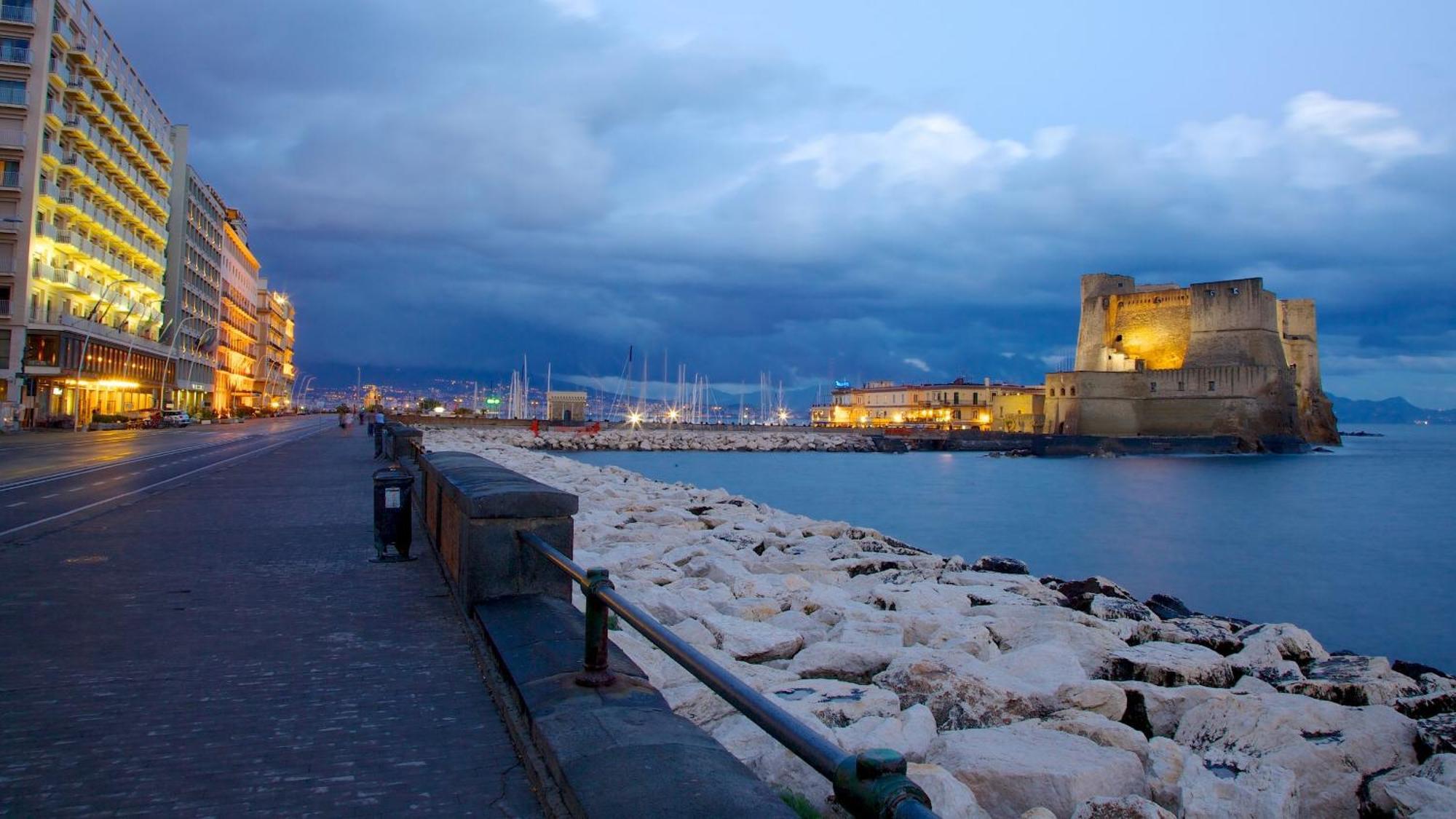 Fafa Apartment City Center Napoli Bagian luar foto