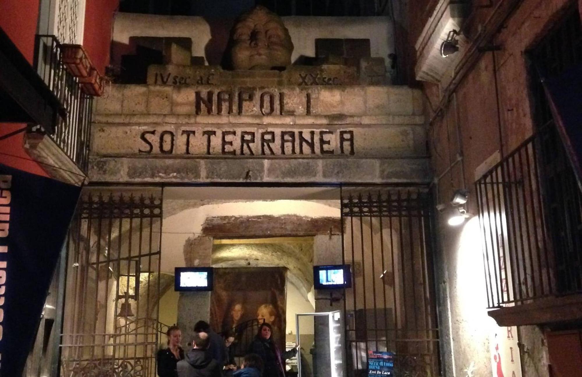 Fafa Apartment City Center Napoli Bagian luar foto
